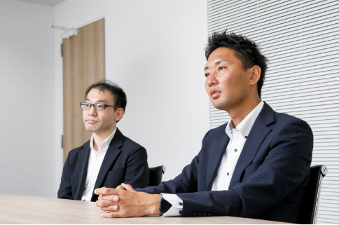 取引アプリ「コネクト」でこだわったポイントについて話す2人